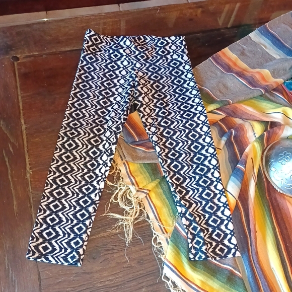 Onzie Black and White Geometric Capri Legging. - Picture 1 of 4